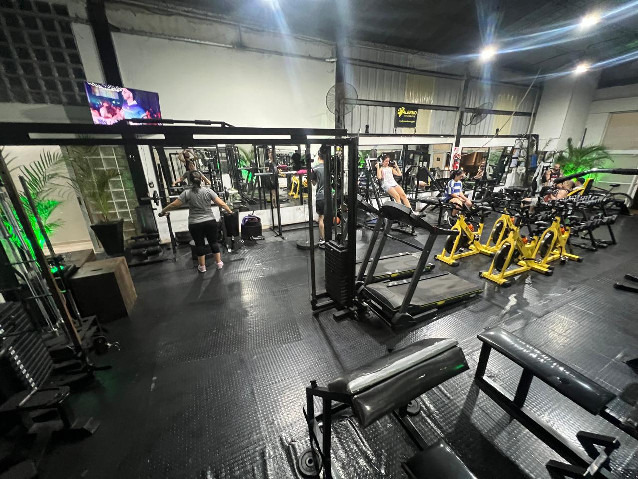 Grupo entrenando con máquinas y cintas en Palermo Fitness Gym Corrientes
