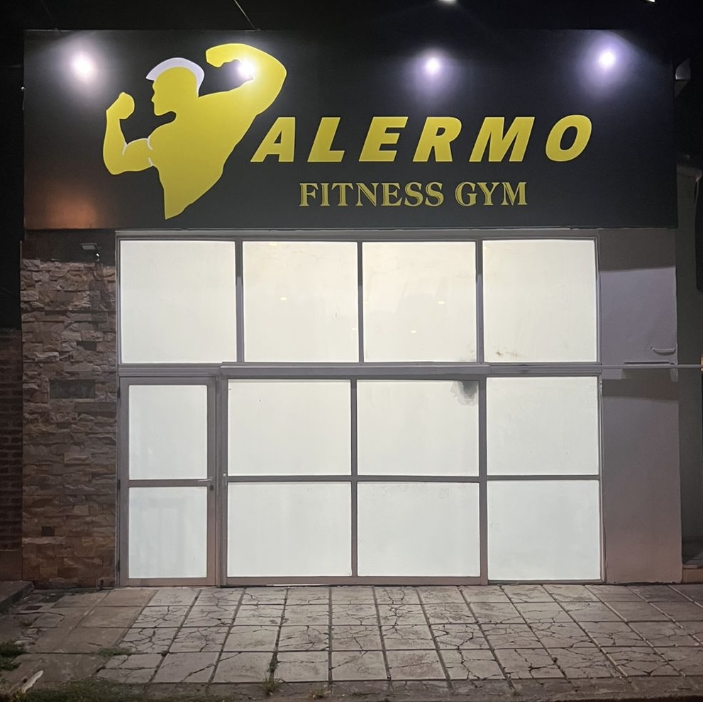 Fachada de Palermo Fitness Gym de noche en Lavalle 1347 Corrientes