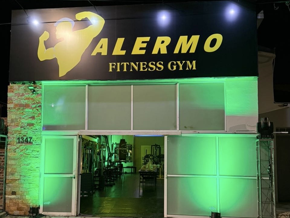 Entrada de Palermo Fitness Gym con cartel iluminado